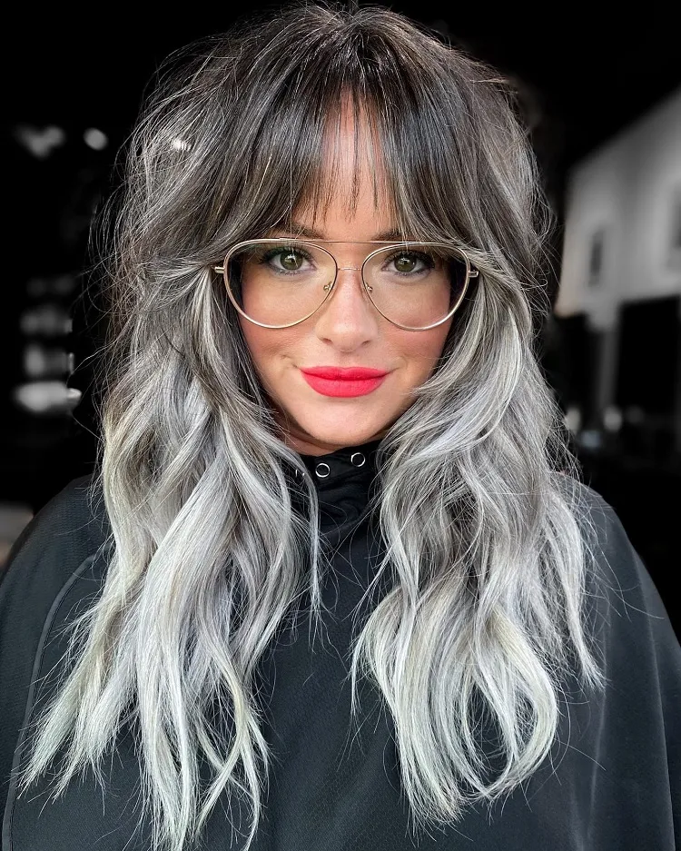 lunettes femme jeune avec cheveux gris ombré balayage frange