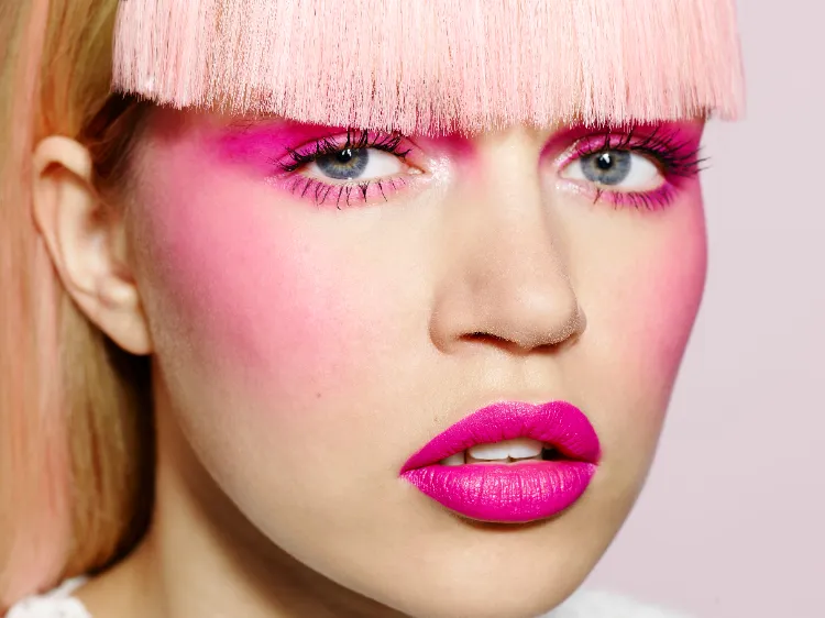 maquillage origianl été 2022 inspiré tendance Barbiecore makeup