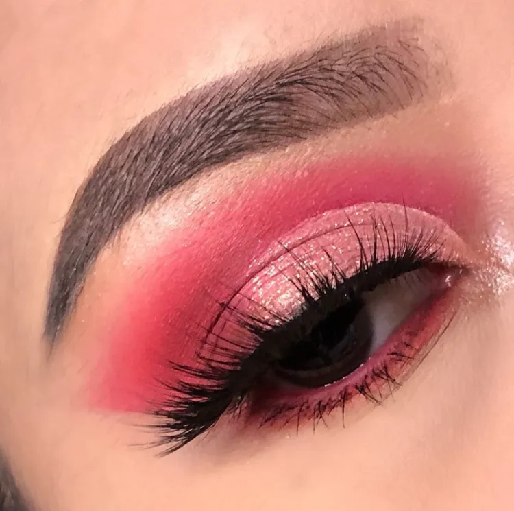 maquillage tendance été 2022 Barbiecore makeup fard paupières rose