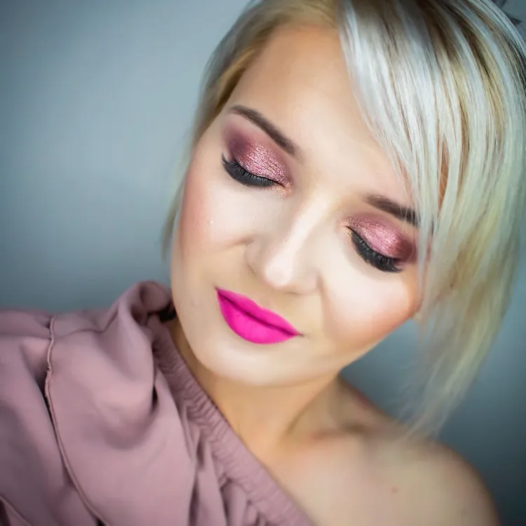 maquillage tendance été 2022 - Barbiecore makeup rouge lèvres rose