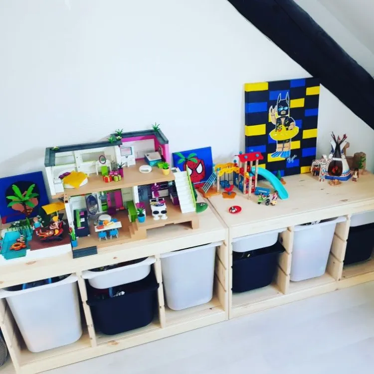 meuble bas bois bacs boites plastique ranger Playmobil chambre ordre jouets accessibles