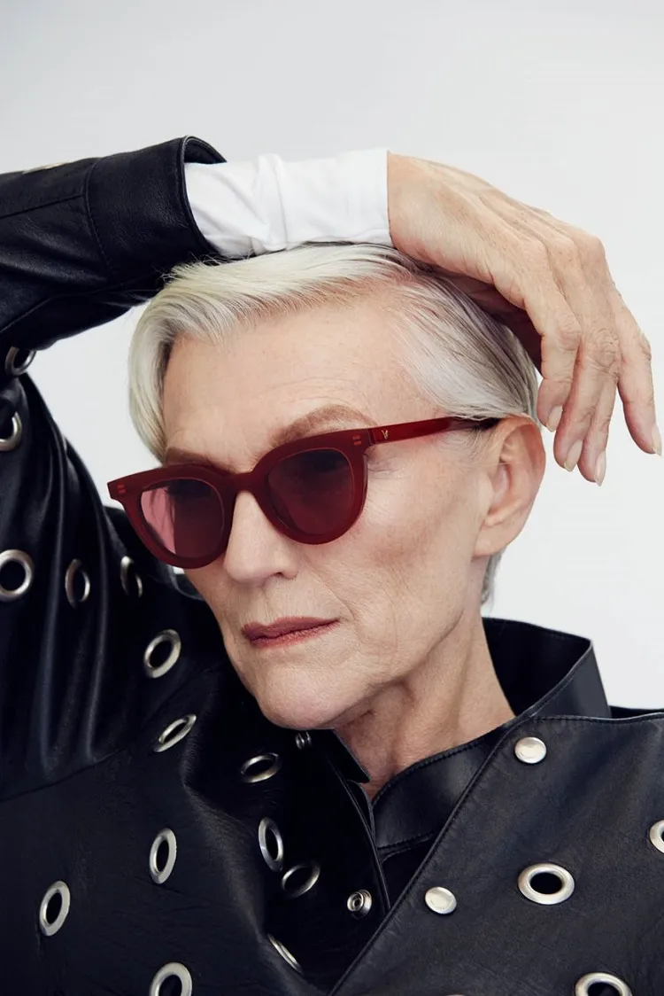 modele coupe de cheveux courte femme 60 ans avec lunettes ete 2022