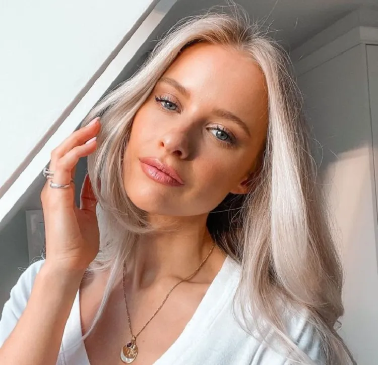 oyster grey hair coloration cheveux gris blanc femme 40 ans tendance été 2022