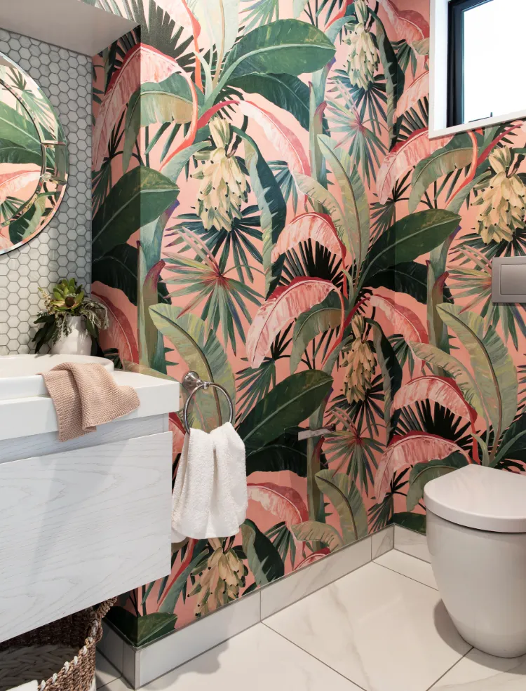 papier peint tropical idée aménagement revêtement mural deco toilettes originales 2022