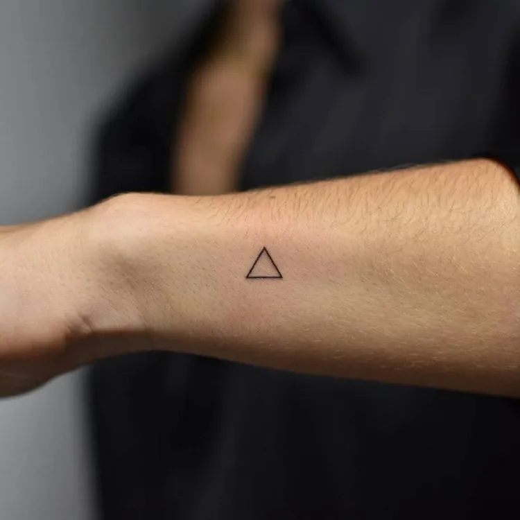 petit tatouage homme simple triangle tattoo minimaliste