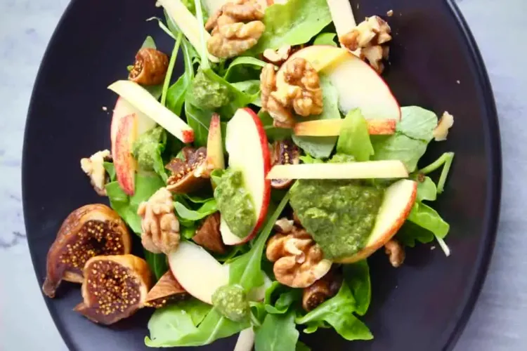 que faire avec des figues salade végan roquette noix pommes pesto
