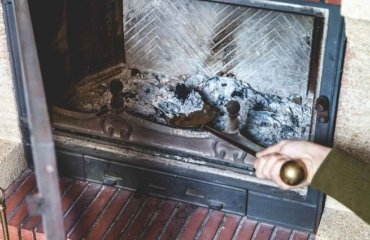 que faire des cendres de bois de la cheminée utilisation cendre bois foyer barbecue astuces maison entretien