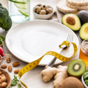 Régime Natman 4 jours — assiette entourée de légumes frais et ruban de mesure