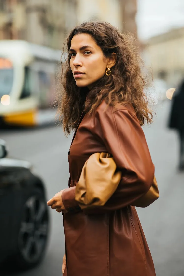 semaine de la mode Milan femme avec un manteau en cuir brune