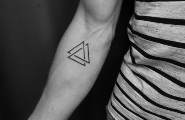 tatouage bras discret trois triangles entrelacés noeud de mort