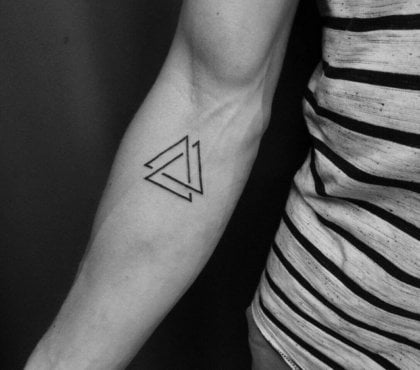 tatouage bras discret trois triangles entrelacés noeud de mort