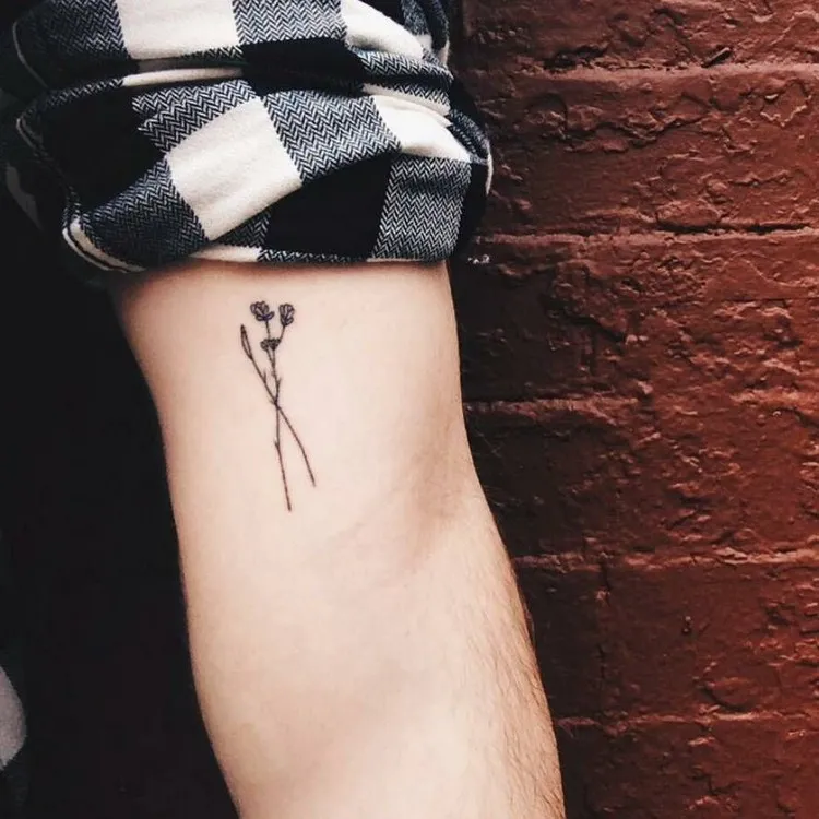 tatouage homme avant bras fleurs minimalistes