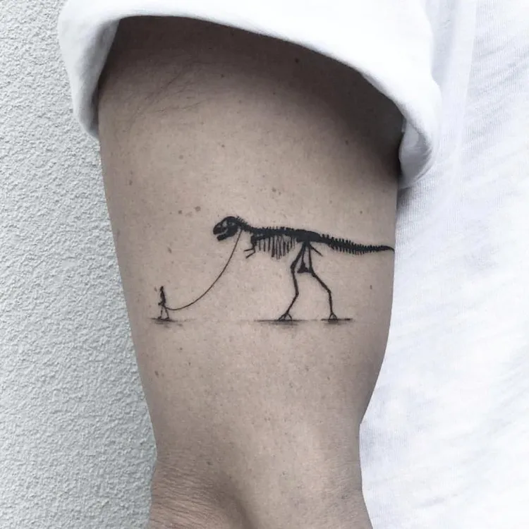 tatouage homme moderne arrière avant bras tattoo dinosaure