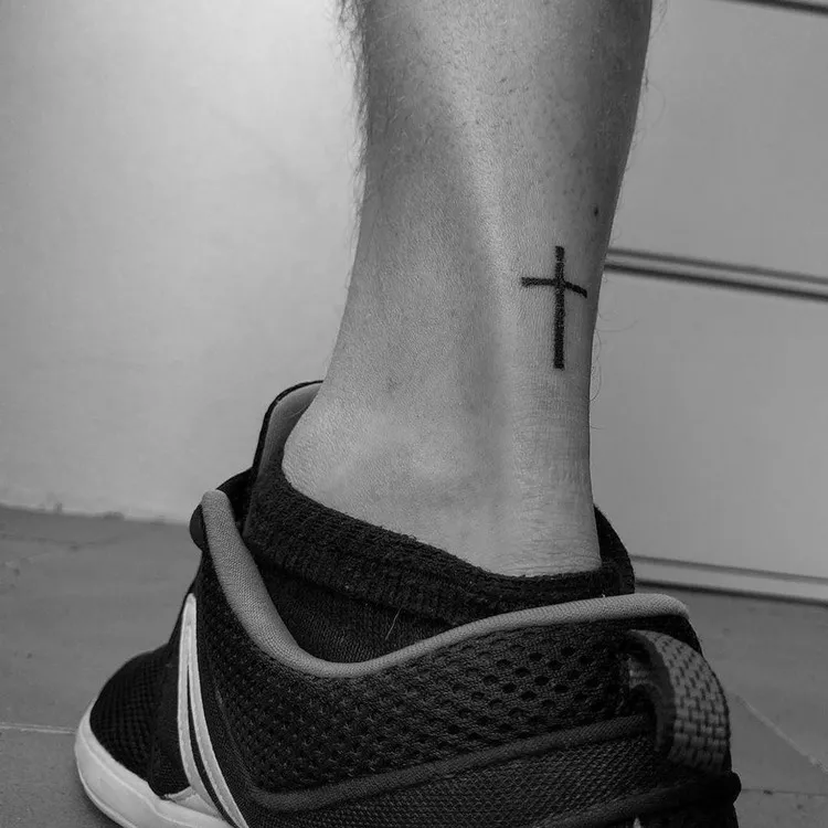 tatouage homme simple et discret croix sur la cheville