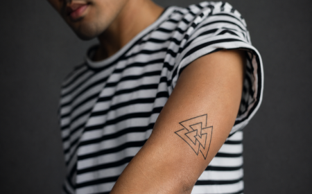 Tatouage bras discret triangles entrelacés géométriques pour homme