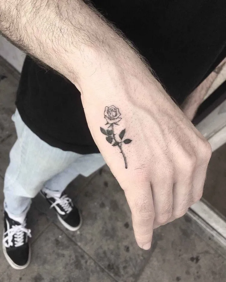 tatouage homme simple main fleur de rose motif 2022