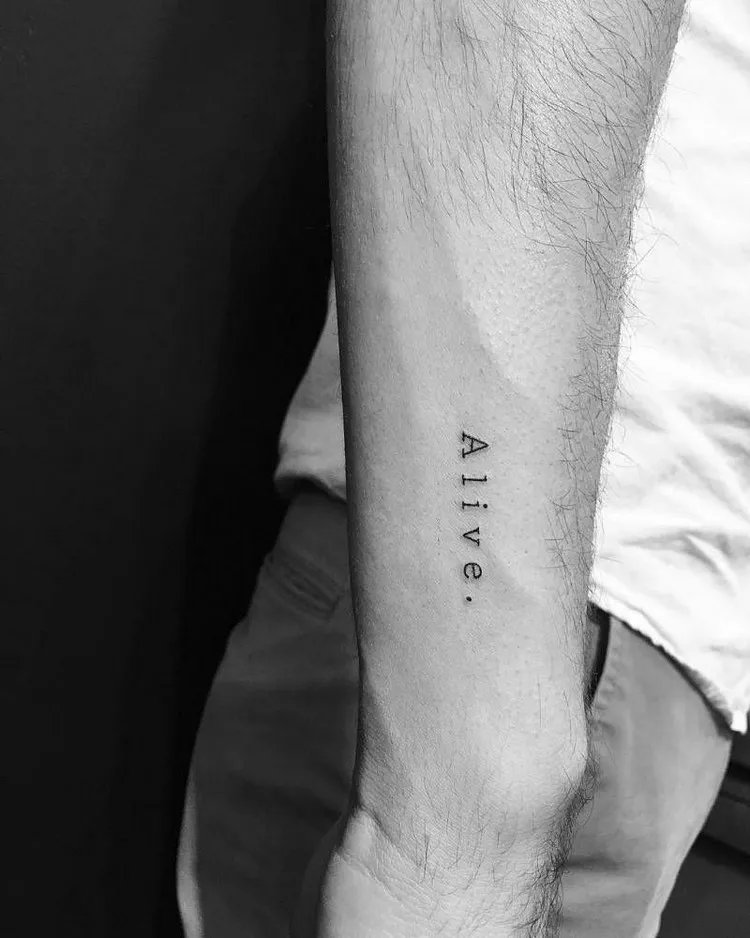 tattoo simple homme bras le mot vivant
