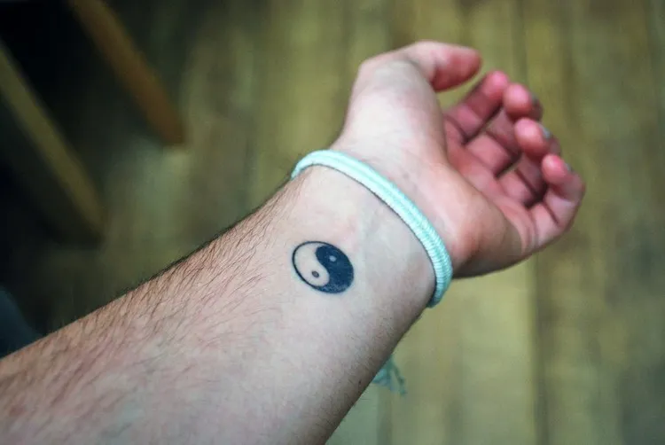 tattoo simple homme sur le poignet tatouage ying yang