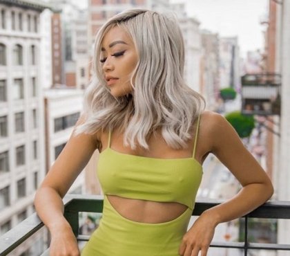 tendance coloration cheveux gris cendré acier argent bleuté femme été 2022