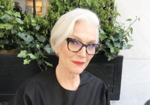 tendances coupe de cheveux court femme 60 ans avec lunettes blancs gris poivre et sel