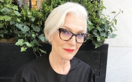 tendances coupe de cheveux court femme 60 ans avec lunettes blancs gris poivre et sel
