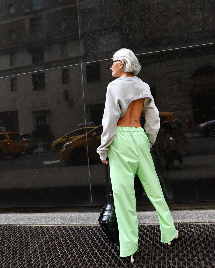 tenue femme 50 ans plus tendance moderne crop top dos nu pantalon vert neon