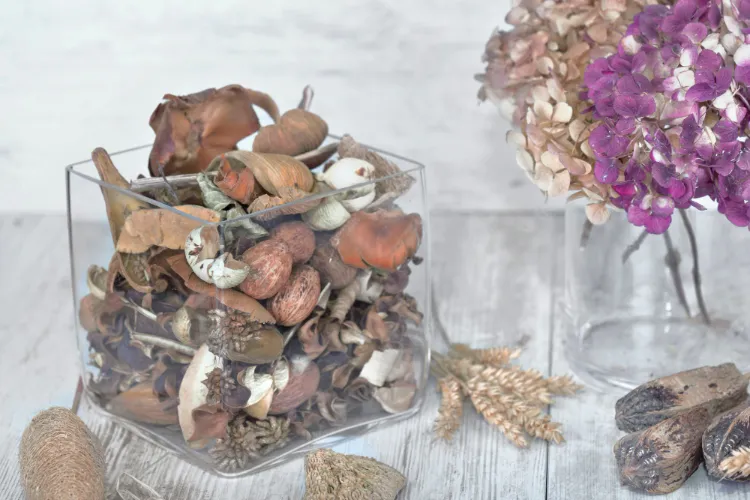 tuto pour fabriquer pot purri avec fleurs sechées hortensia idées déco compositions florales