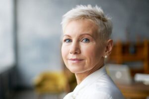 Coupe courte femme 50 ans blonde