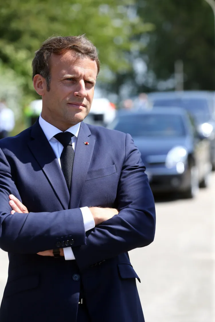 Président Emmanuel Macron en blazzer bleu 2022