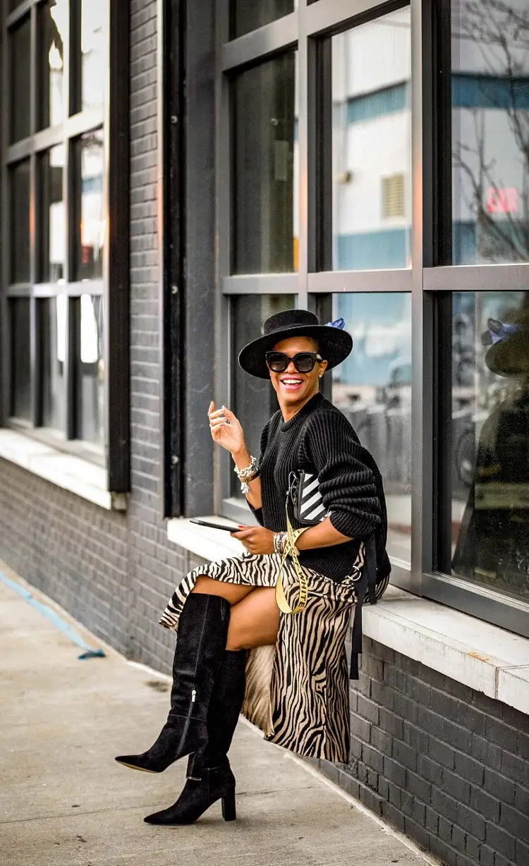 bottes hautes femme avec une jupe a imprimee animalier