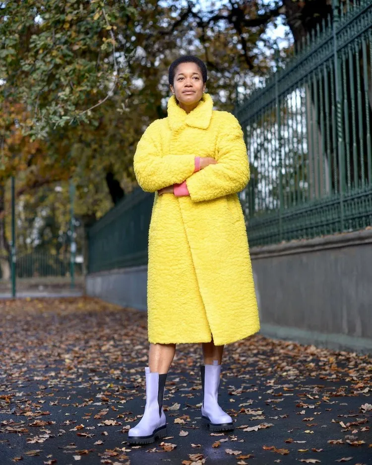 bottines chelsea stretch à plateforme tendance mode 2022 couleurs tendance automne jaune moutard violet manteau long imitation mouton