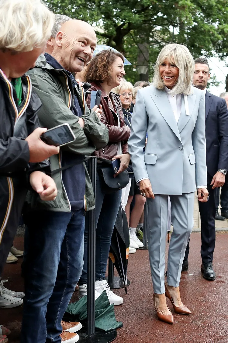 Brigitte Macron estilistic evolution vestit pantaló gris bombes nude