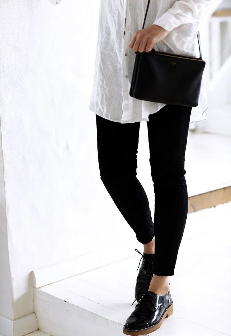 chaussures derbies femme cuir noir modèles coup de coeur chemise blanche tenue automne femme 2022