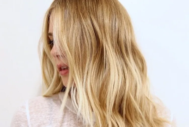 cheveux blonds avec mèches caramel tendance automne 2022