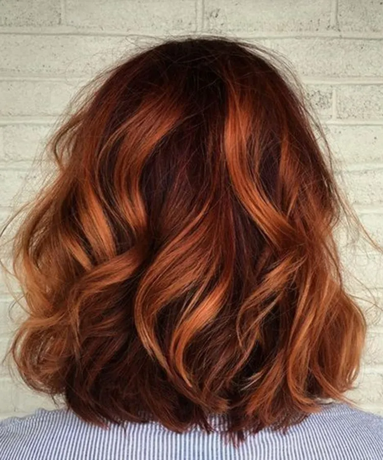 coloration tendance cheveux automne 2022 rouge chaud ambré doré cuivré accrocheur