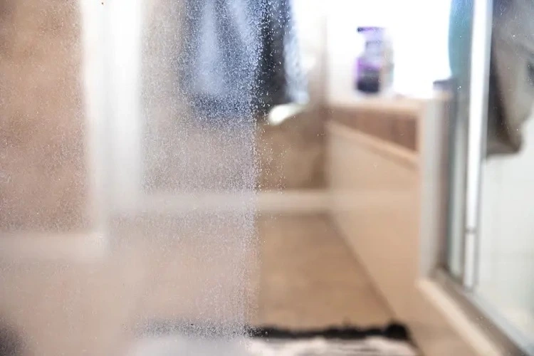 comment nettoyer paroi de douche en verre traitée anti-calcaire