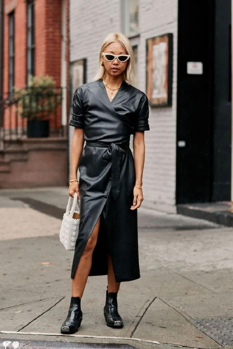 comment porter des santiags basses noires femme tenue robe cuir automne 2022 