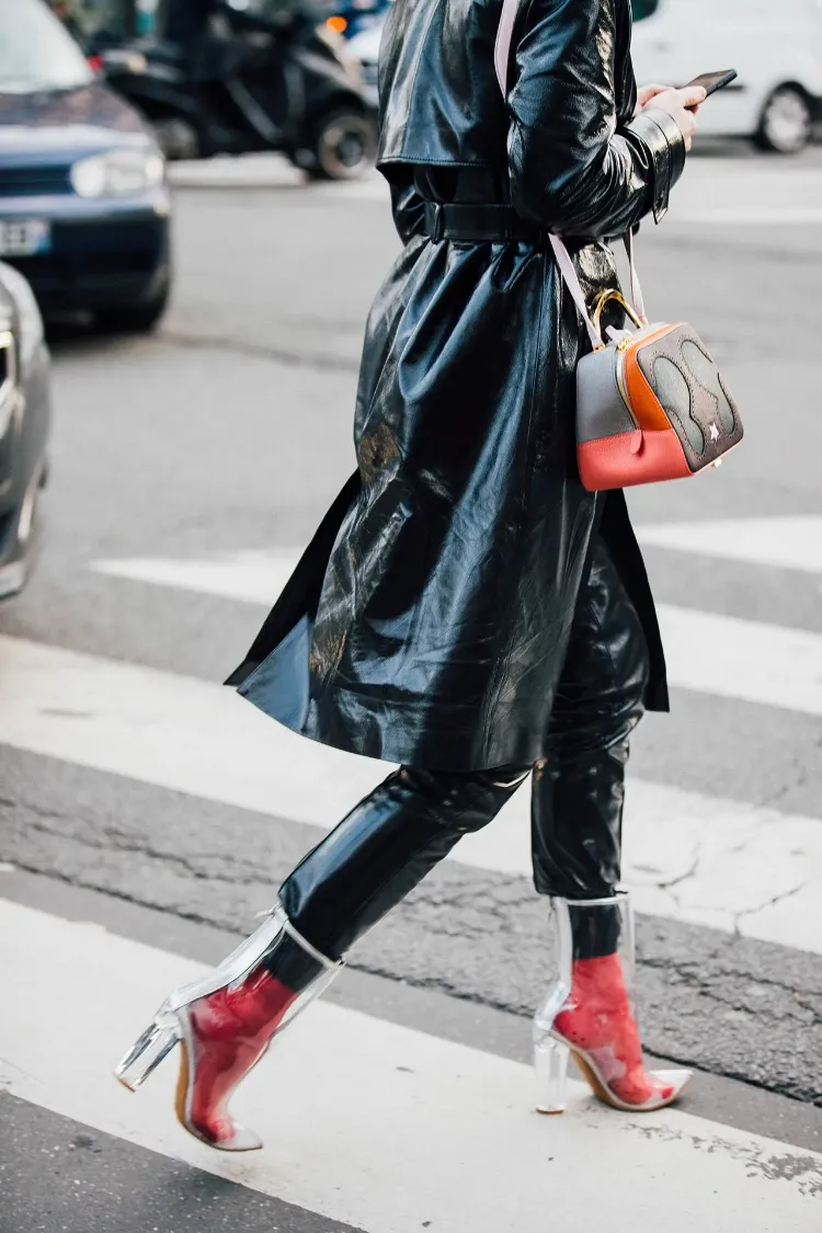 comment porter le trench coat femme cuir marron noir piece mode tendance automne hiver 2022