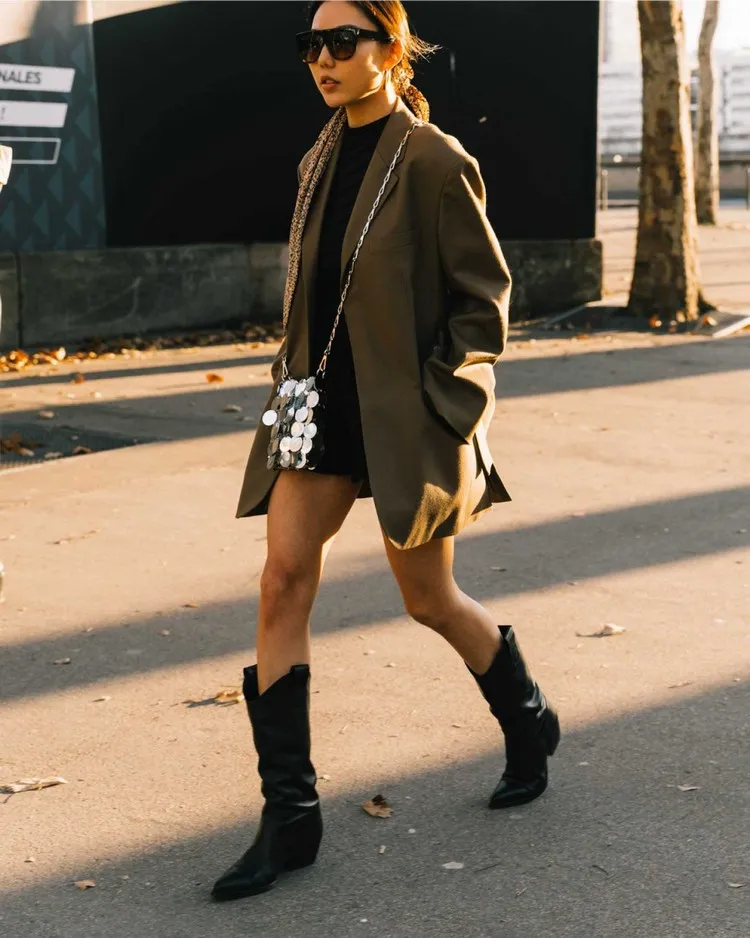 comment porter santiags femme noires bottes tendance hiver 2023 mini jupe blazer XXL