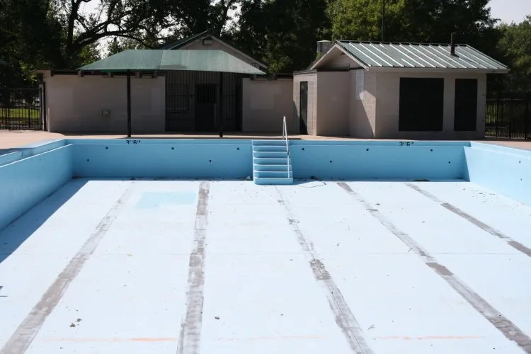 comment vider une piscine retire eau pression exercée murs terre environnante augmente considérablement