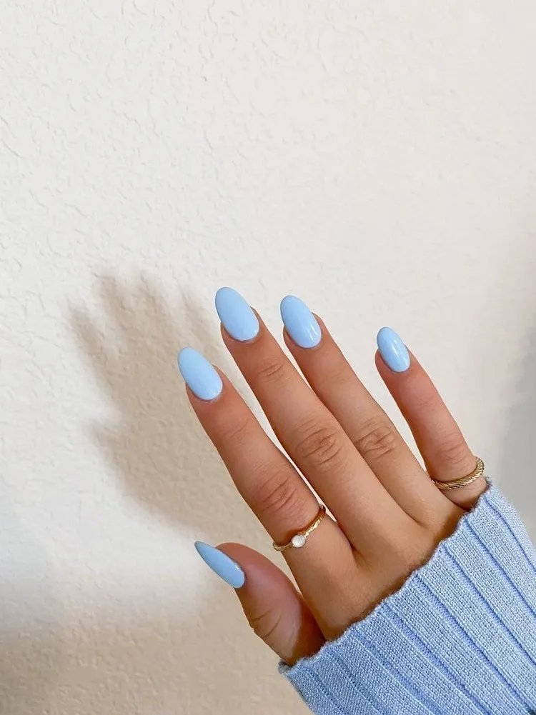 couleur vernis automne hiver 2022 manucure baby blue nails