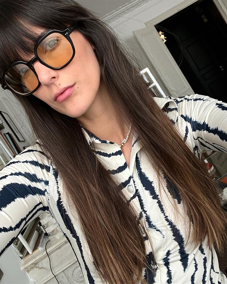 coupe cheveux longs frange droite effilée femme lunettes tendance rentrée 2022
