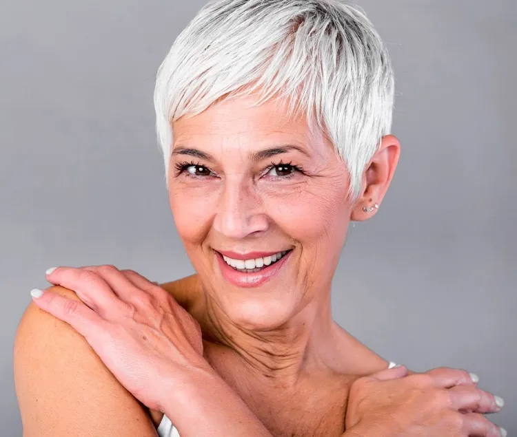 coupe courte frange courte femme 50 ans cheveux gris tendances automne 2022