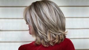 coupe de cheveux 2022 femme 50 ans bob mi court extrémités incurvées balayage sur cheveux blancs