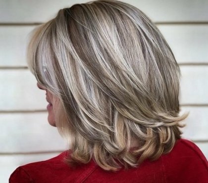 coupe de cheveux 2022 femme 50 ans bob mi court extrémités incurvées balayage sur cheveux blancs