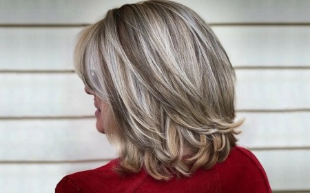 coupe de cheveux 2022 femme 50 ans bob mi court extrémités incurvées balayage sur cheveux blancs