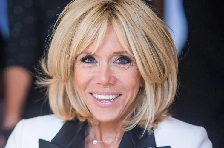 coupe de cheveux 2022 femme 60 ans qui rajeunit carré mi-long avec frange rideau idée Brigitte Macron