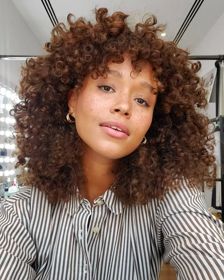 cut wolf cut woman curly hair afro degraded mid-length trend fall 2022