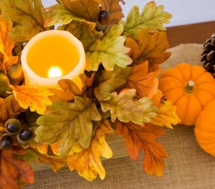 décoration de table avec des feuilles d'automne