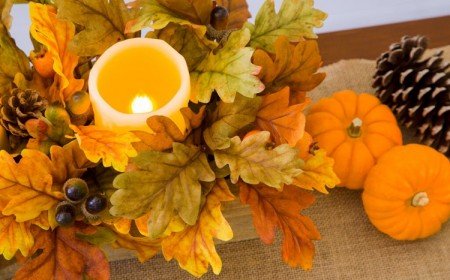 décoration de table avec des feuilles d'automne